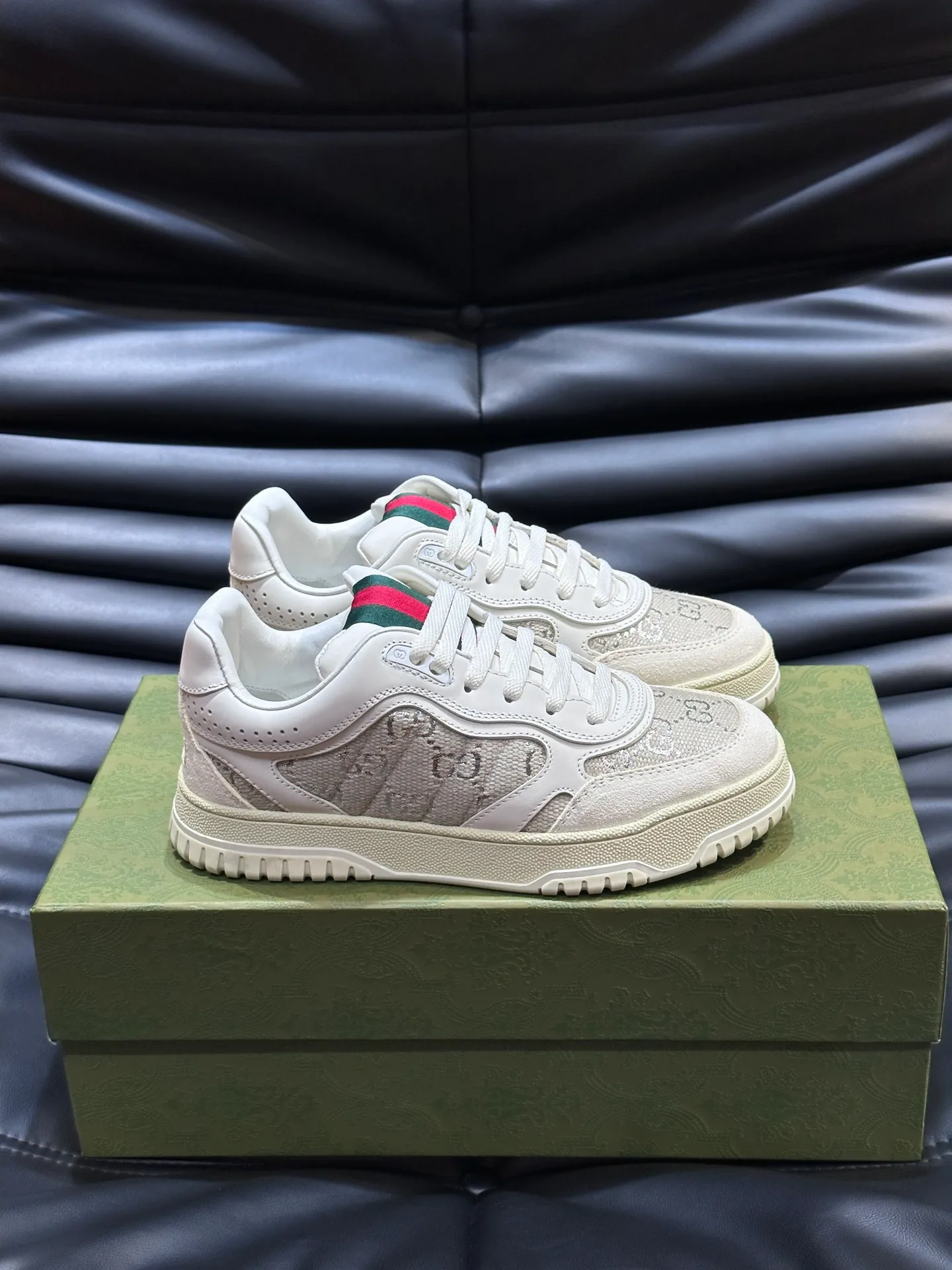 p480 Men's Men's Shoes Gucc*Gucci Re-Web series👫Couple's webbed leather sneakers, as the first sneakers created by Sabato De Sarno for Gucci, the Re-Web series reinterprets the brand's classic stripes, and sets off the modern silhouette design with bold and unique details. This shoe is crafted from iconic classic GG canvas and white leather. This new sneaker is ingeniously decorated with many of the brand's classic details, and is equipped with a bright red and green webbing tongue, which will make people fall in love at first sight. Yuan Size: Female 35-40 Male 39-44 (can be customized to 45, 46